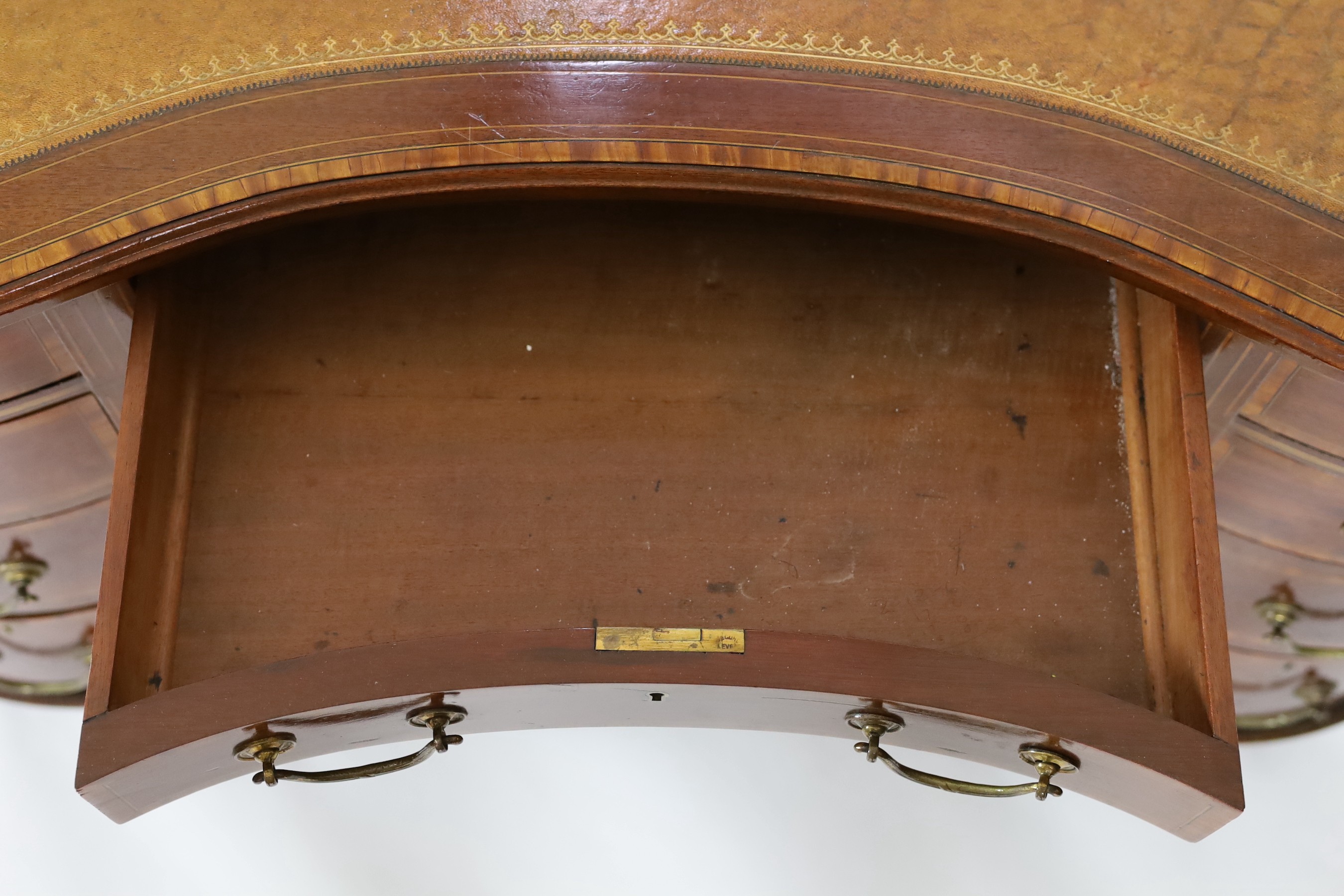 An Edwardian satinwood banded mahogany kidney shaped kneehole desk, W.122cm D.64cm H.77cm